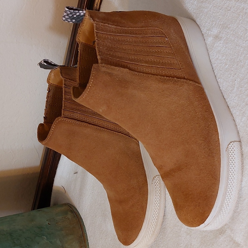 DOLCE VITA tan womens suede booties. Pre-owned very gently used.